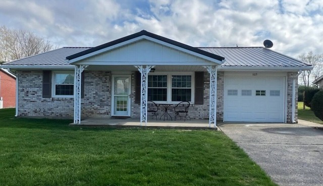 Charming 3-bedroom house with AC, WiFi in Greenville