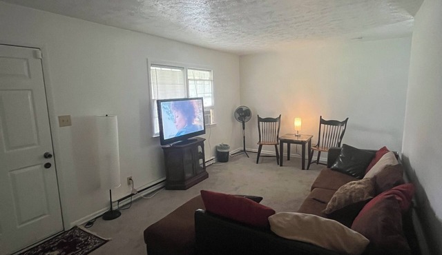 Charming 3-bedroom house with AC and WiFi in Pleasant Hope Mills.