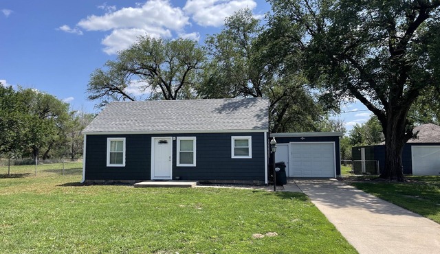 Charming 3-bedroom house in very quiet neighborhood with AC and WiFi.