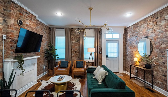 Charming 3-bedroom house with WiFi and AC Louisville walking distance to NULU