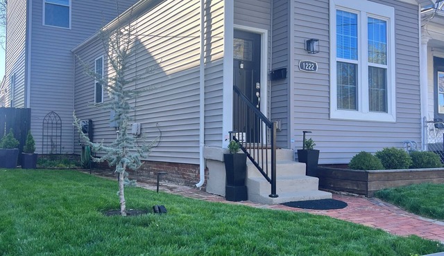 Charming 3-bedroom house in delightful Louisville with beautiful flower garden
