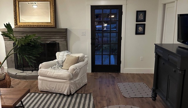 Charming 3-bedroom house in delightful Mandeville with WiFi, AC, full kitchen!