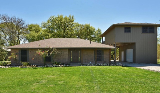 Charming 3-bedroom house on San Marcos River in Martindale