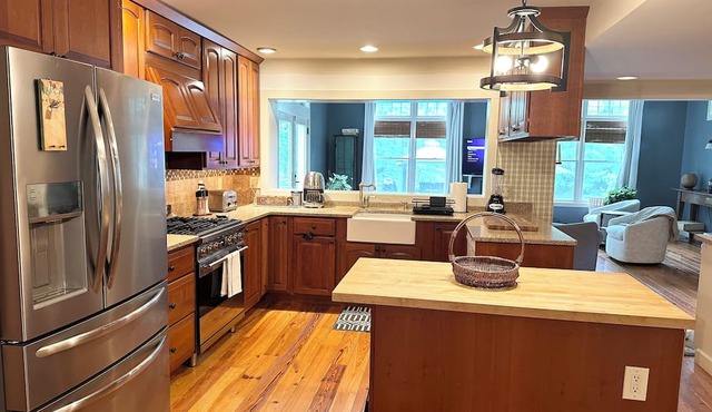 Charming 3-bedroom house with AC, Pool,fire Pit and more in brilliant Montgomery