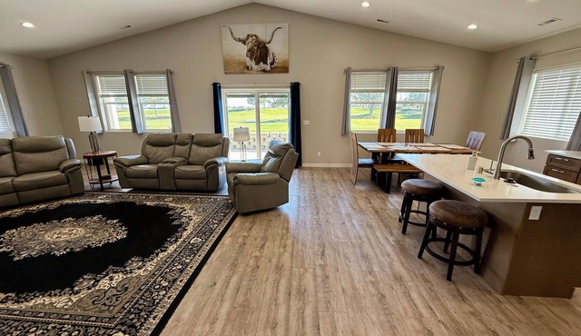 Charming 3-bedroom house in Moses Lake! On the golf course and near the Gorge!