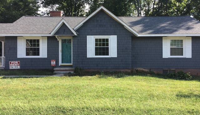 Charming 3-bedroom house w/WiFi & AC in wonderful Mount Airy aka Mayberry RFD