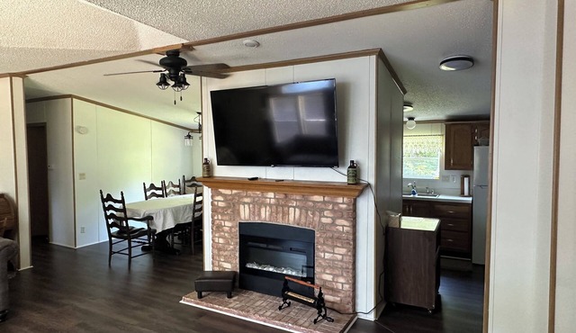 Charming 3-bedroom house with WiFi, AC in Mount Hope countryside.