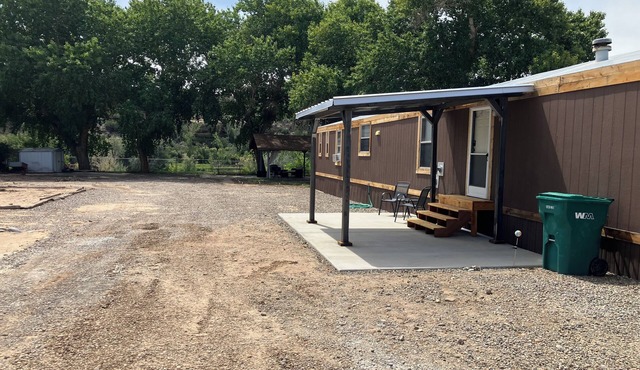 Charming 3-bedroom home on San Juan River, access to river within feet of door.