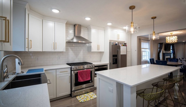 Charming 3-bedroom house in fabulous New Albany close to downtown restaurants!