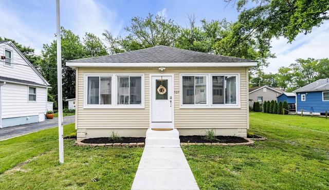Charming 3-bedroom house with AC and WiFi in Ocean Gate. 2 Blocks from the beach