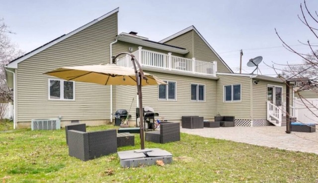 Charming 3-bedroom house in Ocean Gate with WiFi and AC.