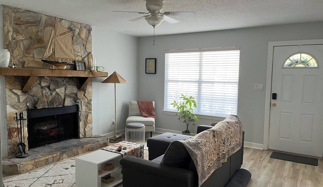 Charming 3-bedroom house in peaceful Pascagoula only a walk to the beach.