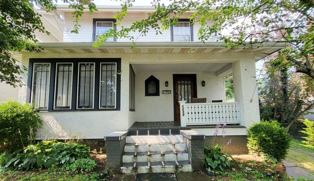 Charming 3-bedroom house in terrific Portsmouth hilltop neighbourhood.