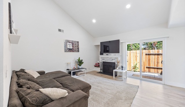 Charming 3-bedroom house in Sacramento with WiFi and AC