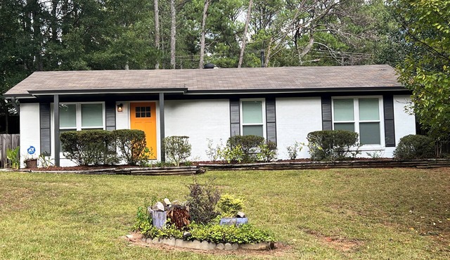 Charming 3-Bedroom Home in Lovely Snellville - Pet-Friendly Big Fenced Yard! MTR