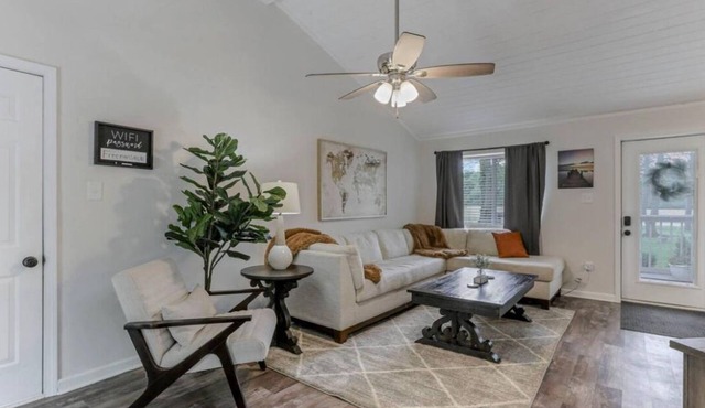 Charming 3-bedroom house with AC and WiFi in Thornville with Hot tube!