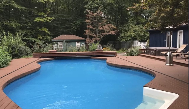 Charming 3-bedroom house with a pool and spa on 5 acres of woods near Harbert.
