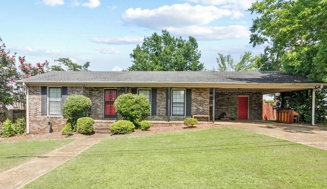 Charming 3-bedroom house in fabulous Tuscaloosa! Close to all things UA!