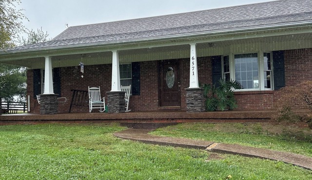 Charming 3-bedroom house ,pool table, fire pit at the Lewis getaway!