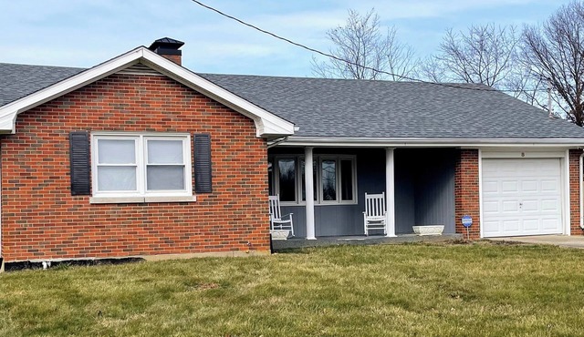 Charming 3-Bedroom House with Pool, WiFi, AC in Tranquil Winchester