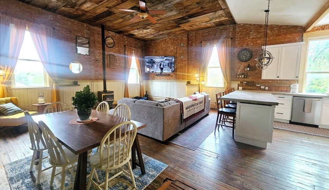 Charming 3-bedroom historic Brick Loft in Uniontown with WiFi