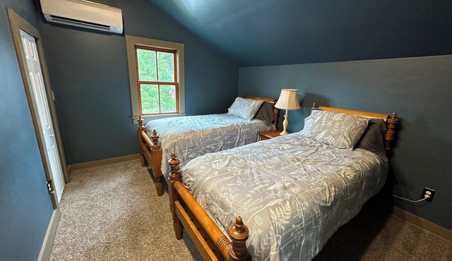 Charming 3-bedroom historic house with AC and WiFi in lovely Chardon