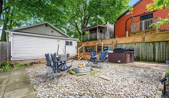 Charming 3-Bedroom House with WiFi, AC & Hot Tub in Brilliant Crystal Beach