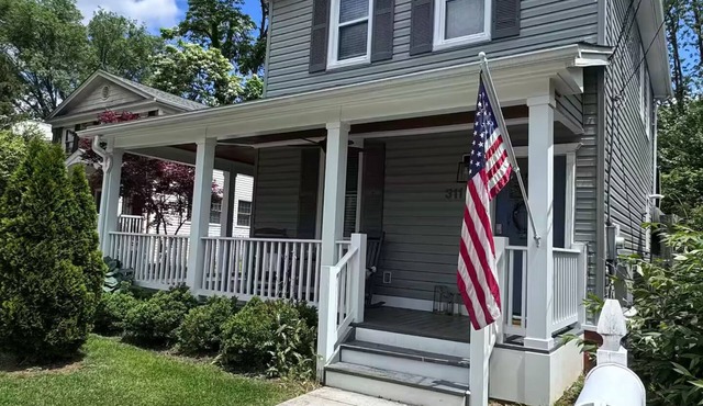 Charming 3-bedroom home in Arlington w/Hot Tub, Parking Close to Everything DC