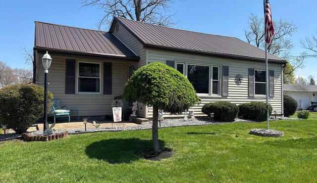 Charming 3-bedroom house steps from Lake Shore Park in Ashtabula with WiFi, AC