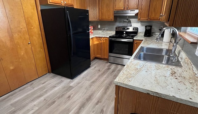 Charming 3-bedroom house with large fenced in backyard-Relax Enjoy Mid-Missouri