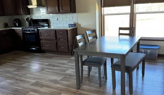 Charming 3-bedroom house with AC and WiFi in Box Elder.