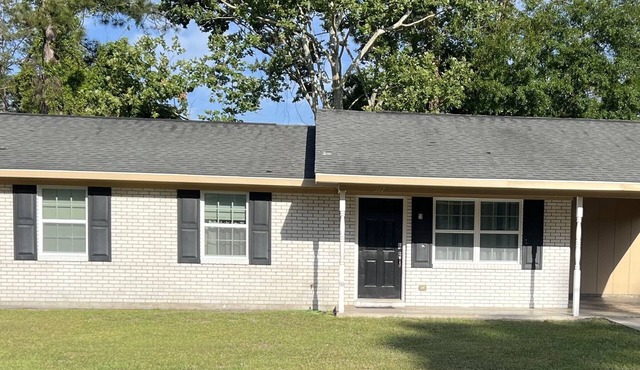 Charming 3-bedroom house with AC and WiFi in Brunswick. Two night minimum stay.