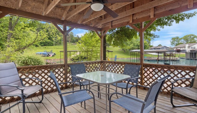Charming 3-bedroom house in Camdenton with WiFi and AC
