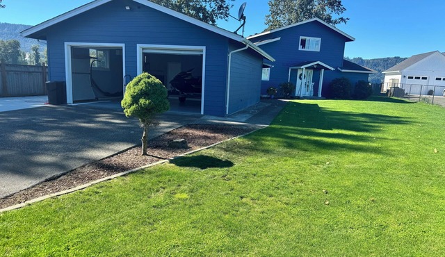 Charming 3-bedroom house with AC, WiFi in gorgeous Cathlamet waterfront home