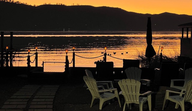 Charming 3-bedroom house on lake in Clearlake