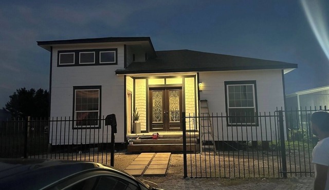 Charming 3-bedroom house with AC, WiFi in brilliant Cleveland