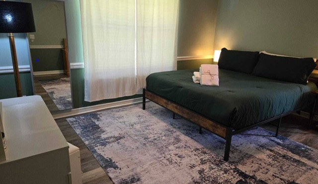 Charming 3-bedroom house with WiFi and AC a short drive from the beach!