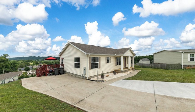 Charming 3-bedroom house with WiFi, AC in enchanting hold up to 10 guest
