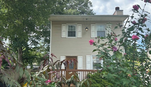 Charming 3-bedroom house with AC, WiFi in tranquil Edgewater on the bay .