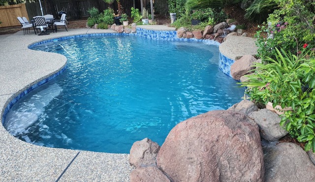 Charming 3-bedroom house with solar pool.WiFi and AC in delightful Fair Oaks