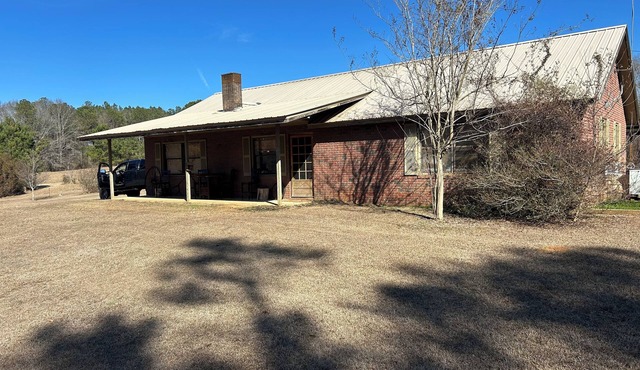 Charming 3-bedroom house in beautiful Georgiana with AC on 18 acres with pond