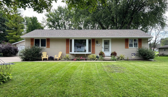 Charming 3-bedroom home within walking distance of Lambeau field!