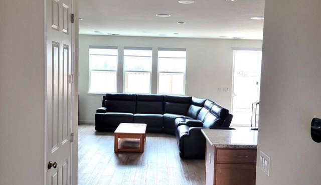 Charming 3-bedroom house in tranquil Hollister with AC