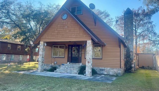 Charming 3-bedroom home that sits on the water of the St Mary’s River.