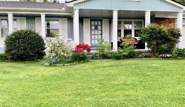 Charming 3-bedroom house in Knoxville/Farragut with fenced yard.