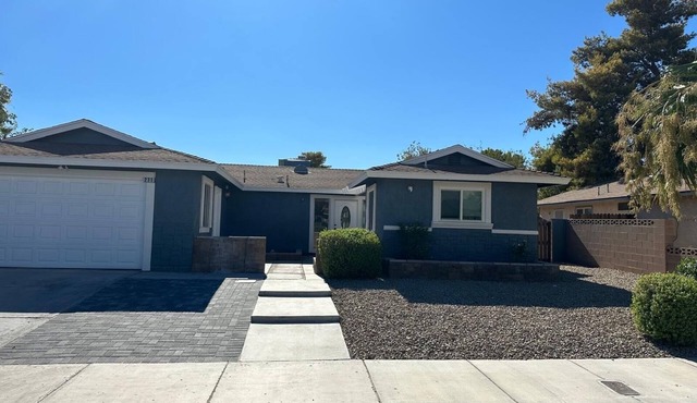 Charming 3-bedroom house with POOL and big BBQ yard