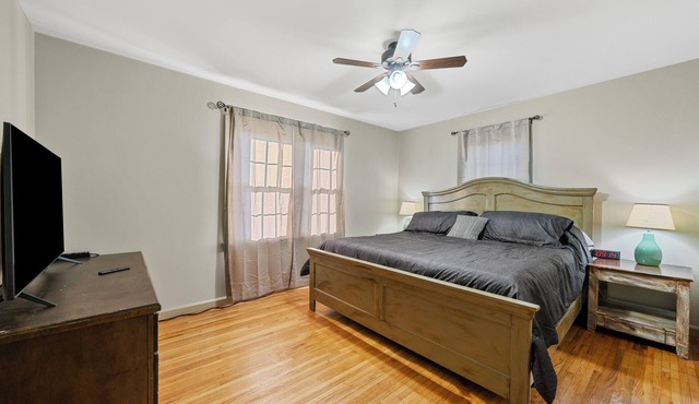 Charming 3-bedroom house located walking distance to Shady Cliff, Lake Malone.