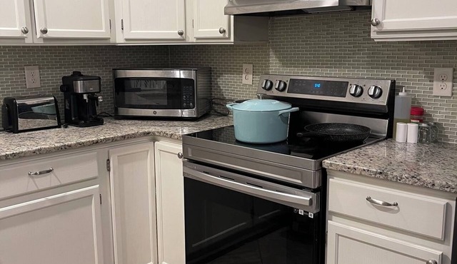 Charming 3-bedroom house with WiFi and AC in lovely Lexington.