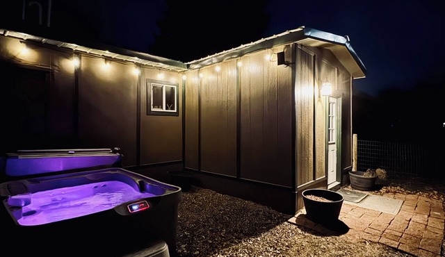 Charming 3-bedroom house with hot tub in serene Manhattan