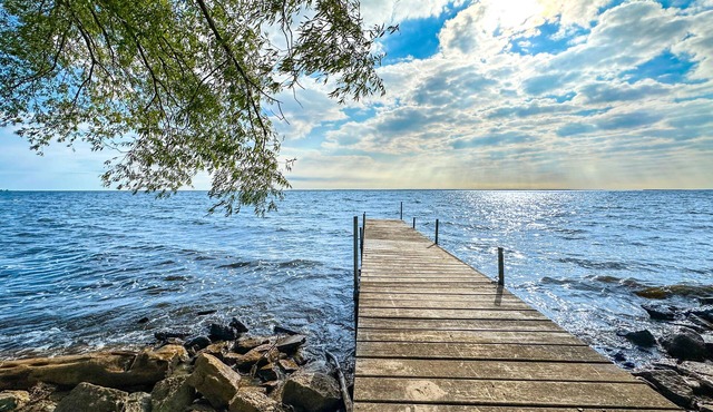 Charming 3-bedroom house on the water with AC and WiFi in enjoyable Marinette